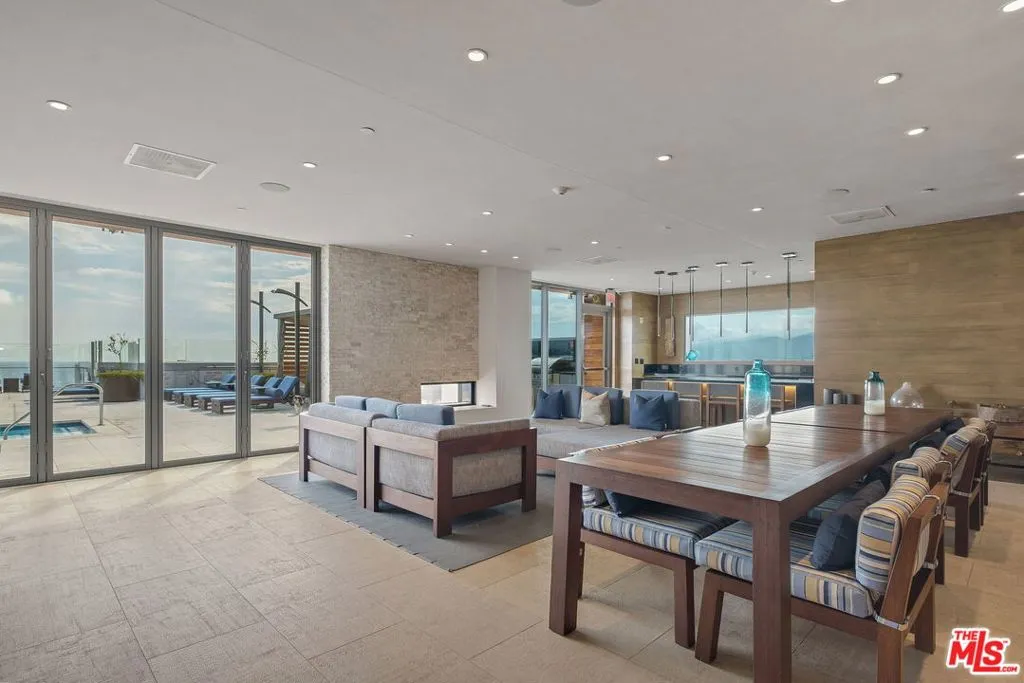 1755 Ocean Avenue 308, Santa Monica, California 90401 home-pic-20